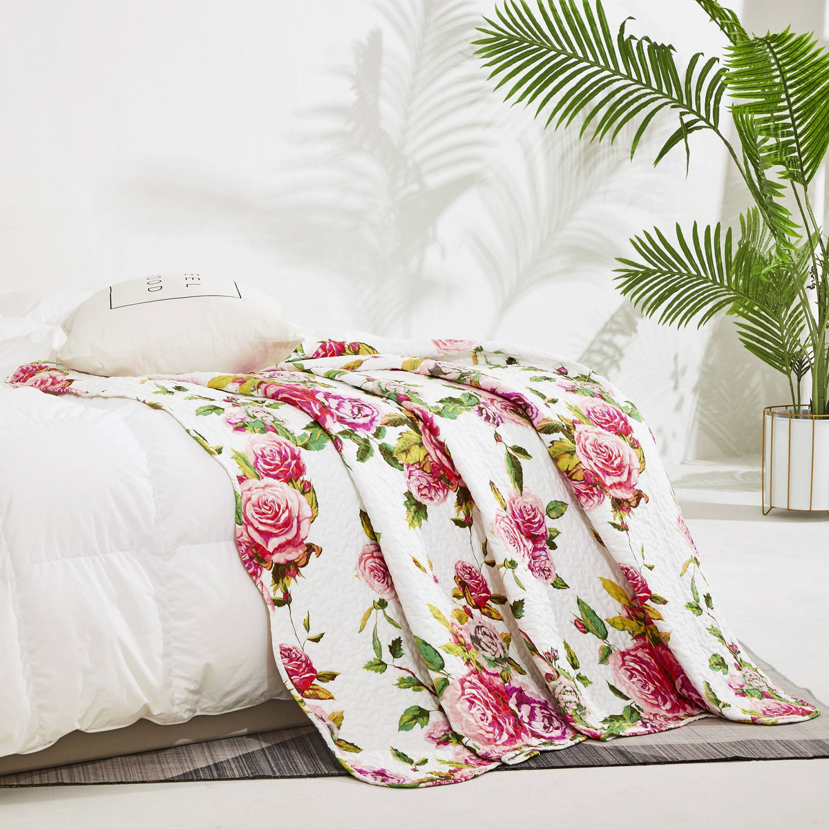 DaDa Bedding Romantic Roses Floral Throw Blanket - Lovely Spring Pink & White Scalloped Colorful Lightweight Breathable - Bright Vibrant Quilted Throw Blanket - 50 x 60